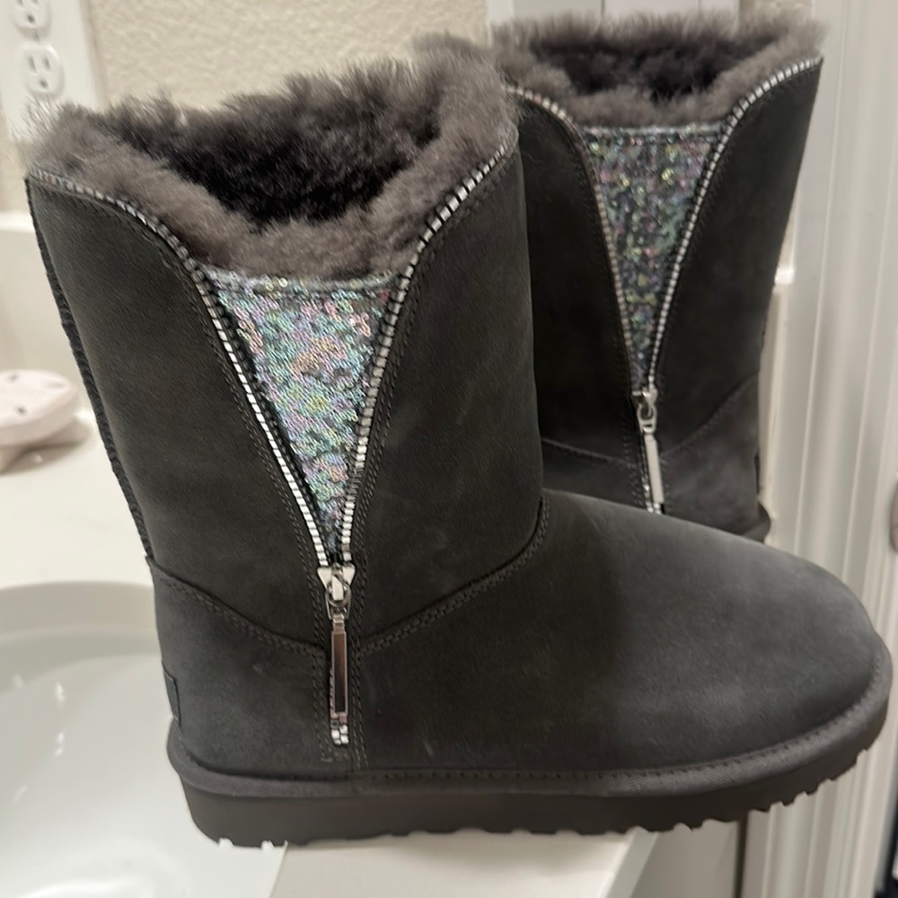 NWOT UGG boots